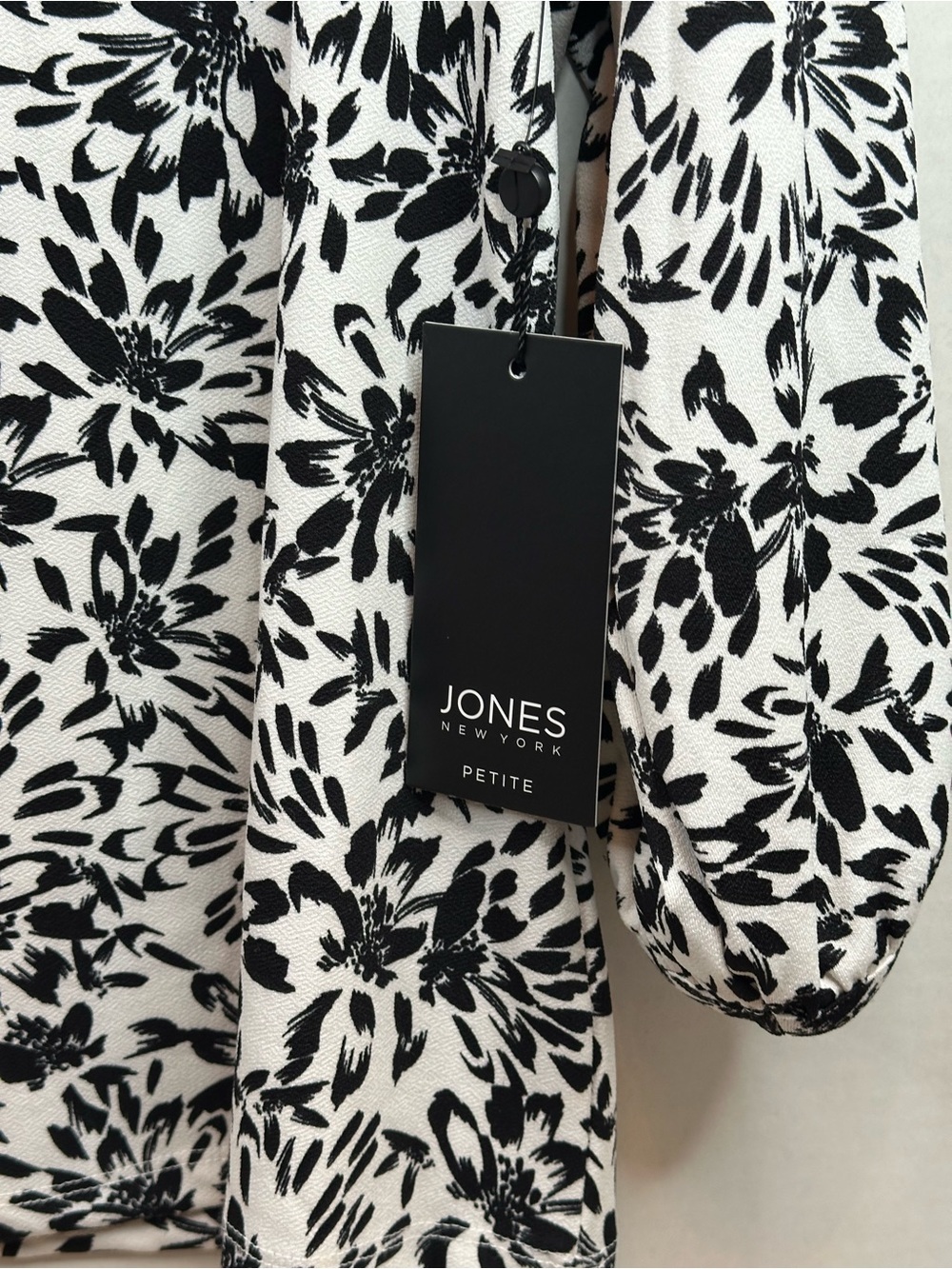 Jones New York Black & White Floral Round Neck Blouse, size SP, NWT - Picture 4 of 6